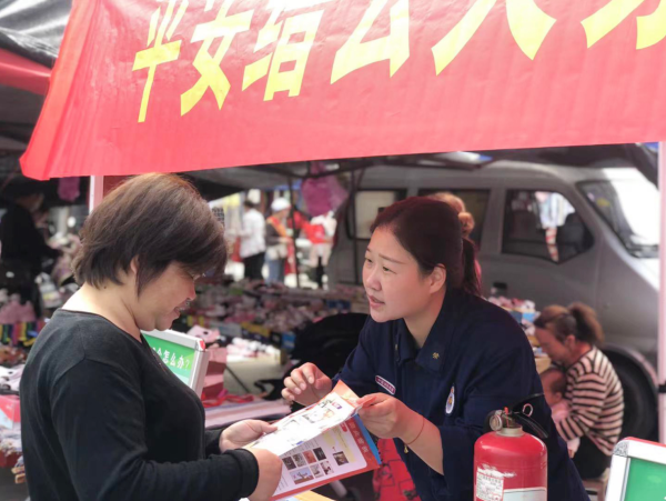 多部门五一节前“摆摊设点”开展消防宣传